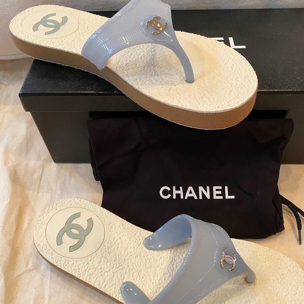 CHANEL Light blue flip flops with silver tone hardware. Size 37. Worn only once.